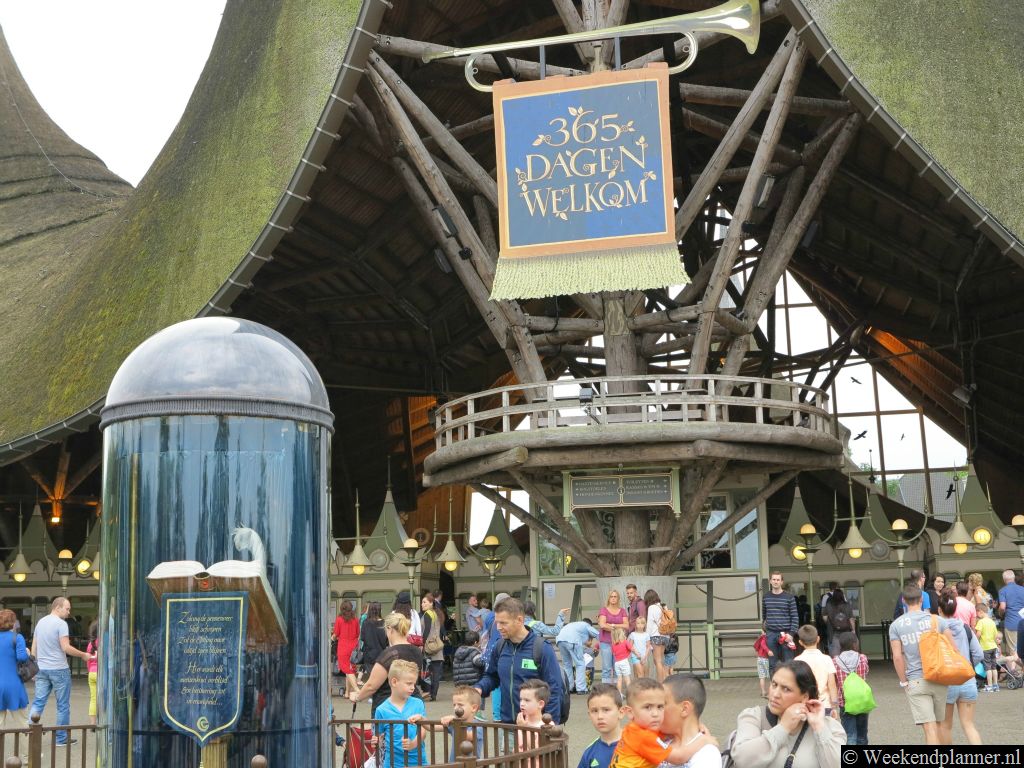 Dit is de ingang van de Efteling. Zoals het bord al aangeeft is de Efteling het hele jaar door geopend.Tip: Een dagje naar de Efteling.